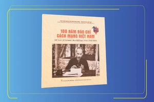 Un livre photo célèbre un siècle de la presse révolutionnaire vietnamienne