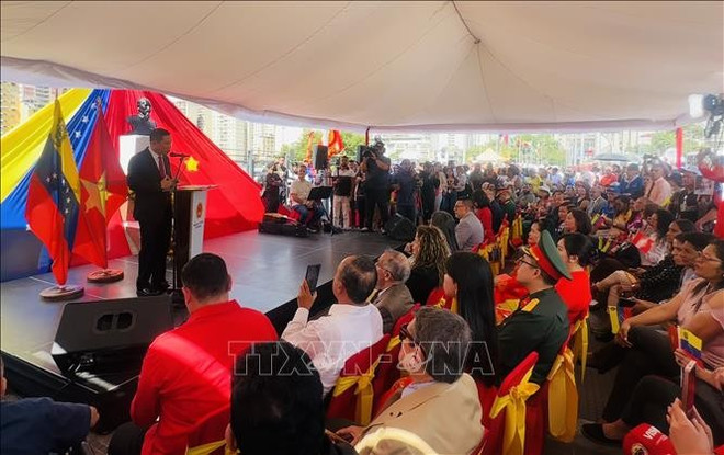 L’ambassadeur du Vietnam au Venezuela, Vu Trung My. Photo: VNA vna-potal-venezuela-to-chuc-le-ky-niem-80-nam-cach-mang-thang-tam-va-quoc-khanh-29-stand-1.jpg