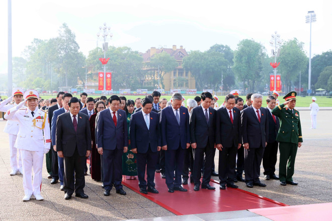 Des dirigeants rendent hommage au Président Hô Chi Minh. Photo: VNA vna-potal-cac-dai-bieu-quoc-hoi-dat-vong-hoa-va-vao-lang-vieng-chu-tich-ho-chi-minh-8012418.jpg