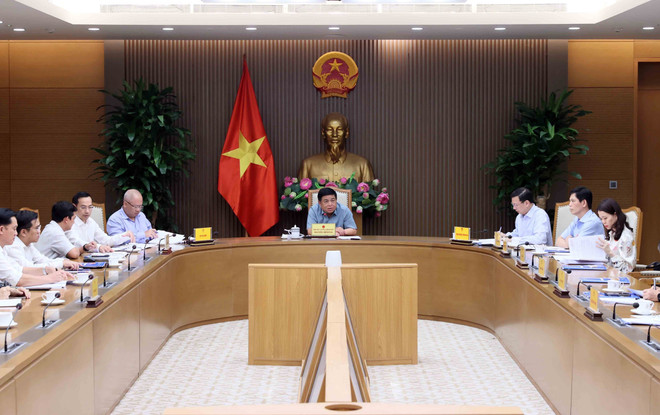 Le vice-Premier ministre Nguyên Chi Dung préside une réunion avec les ministères et les organismes concernés ainsi que les autorités de la province de Kiên Giang sur la mise en œuvre des projets destinés à servir la Semaine des dirigeants économiques du forum de Coopération économique Asie-Pacifique (APEC) 2027, prévue dans la ville de Phu Quôc. Photo: VNA vna-potal-pho-thu-tuong-nguyen-chi-dung-hop-ve-cac-du-an-phuc-vu-to-chuc-apec-2027-8011605.jpg