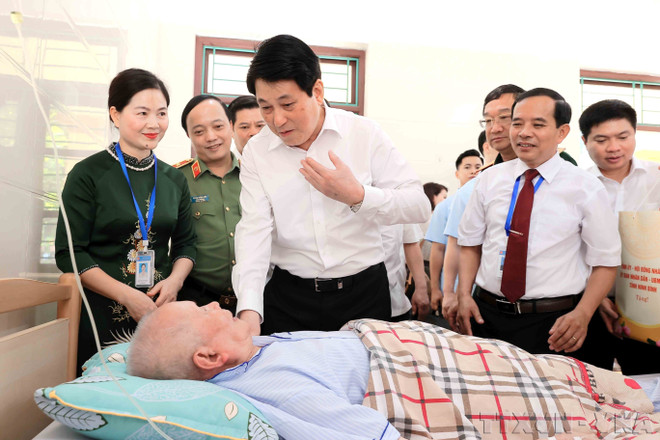 Le Le président de la République Luong Cuong rend visite et offre des cadeaux à l’invalide Nguyên Xuân Mai, hébergé au Centre de soins aux invalides de guerre de Duy Tiên, province de Ninh Bình. Photo : VNA anh-8.jpg