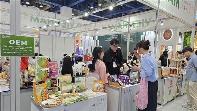 Le stand vietnamien attire l'attention des visiteurs sud-coréens. Photo: VNA vna-potal-doan-doanh-nghiep-hang-viet-nam-chat-luong-cao-no-luc-chinh-phuc-thi-truong-han-quoc-8138018.jpg