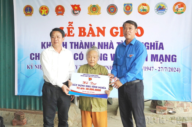 Cérémonie de remise d’une plaque soutenant le financement de la construction de logements à la famille de Lê Thi Nhung (née en 1947), une invalide, qui a participé à la résistance contre les États-Unis pour sauver le pays. Photo : VNA anh-12.jpg