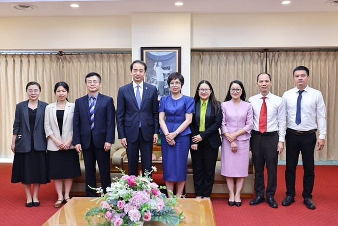 La directrice générale de l'Agence vietnamienne d'information (VNA), Vu Viêt Trang, reçoit à Hanoi l'ambassadeur de Chine au Vietnam, He Wei. Photo: VNA vna-potal-tong-giam-doc-thong-tan-xa-viet-nam-tiep-dai-su-trung-quoc-8142046.jpg