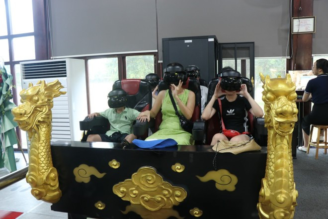 Le projet « À la recherche du palais impérial perdu », mené par le Centre de conservation des monuments de Huê. Photo: VNA du-khach-trai-nghiem-dich-vu-thuc-te-ao-di-tim-hoang-cung-da-mat-trong-dai-noi-hue-anh-ttxvn.jpg