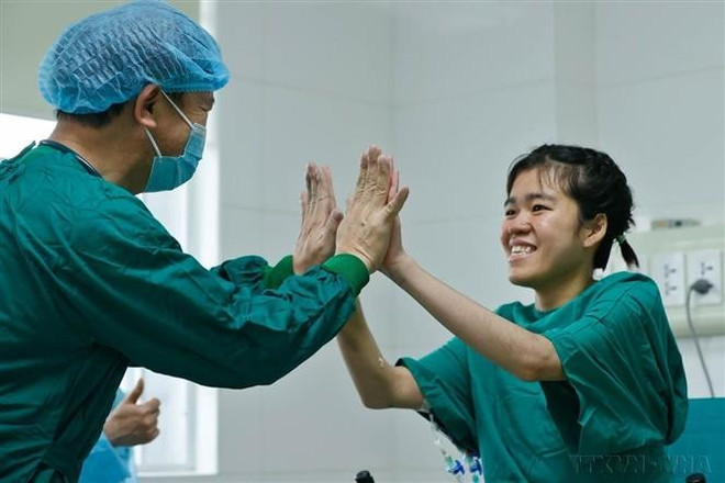 La joie des médecins de l'Hôpital pulmonaire central après le succès transplantations pulmonaires. Photo: VNA vna-potal-70-nam-ngay-thay-thuoc-viet-nam-27021955-27022025-y-te-viet-nam-lam-chu-nhieu-cong-nghe-hien-dai-7860397.jpg