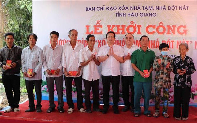 Photo: VNA vna-potal-hau-giang-khoi-cong-chuong-trinh-xoa-nha-tam-nha-dot-nat-7842552.jpg