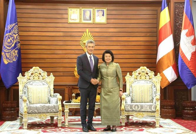 Samdech Moha Rathsapheathika Thipadei Khuon Sudary, présidente de l'Assemblée nationale du Cambodge et l'ambassadeur du Vietnam au Cambodge, Nguyên Minh Vu (gauche). Photo: VNA vna-potal-chu-tich-quoc-hoi-campuchia-tiep-dai-su-viet-nam-nguyen-minh-vu-7875398.jpg