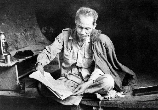 Le Président Hô Chi Minh lisant un journal dans la base de résistance du Viêt Bac. Photo: VNA hcm-voi-bao-chi-4.jpg