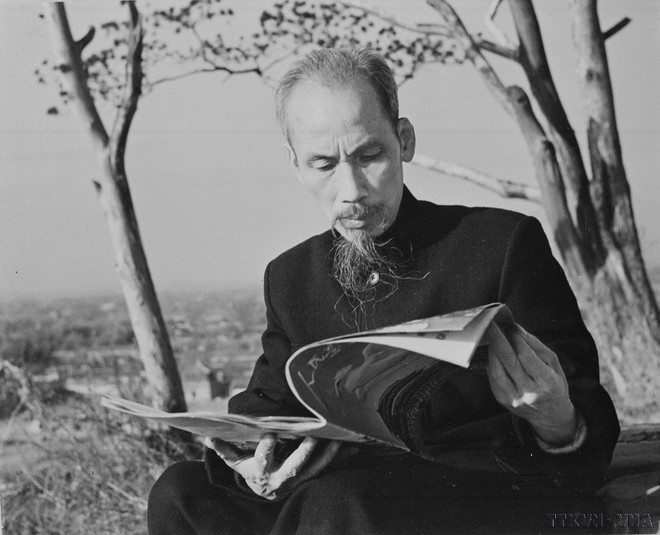 Le Président Hô Chi Minh n’était pas seulement un journaliste, mais aussi un lecteur actif de journaux nationaux et internationaux. Sur la photo : lecture du journal lors de sa visite en Chine, en 1953. Photo: VNA hcm-voi-bao-chi-1.jpg