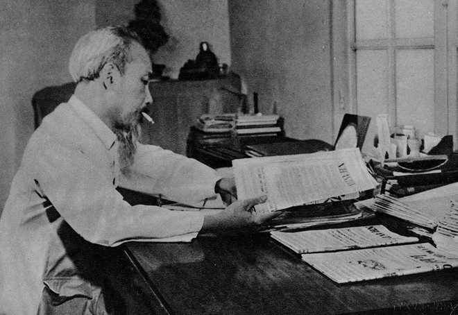 Le Président Hô Chi Minh lisant les journaux au Palais présidentiel dans les premiers jours de paix en 1954. Photo: VNA hcm-voi-bao-chi-2.jpg