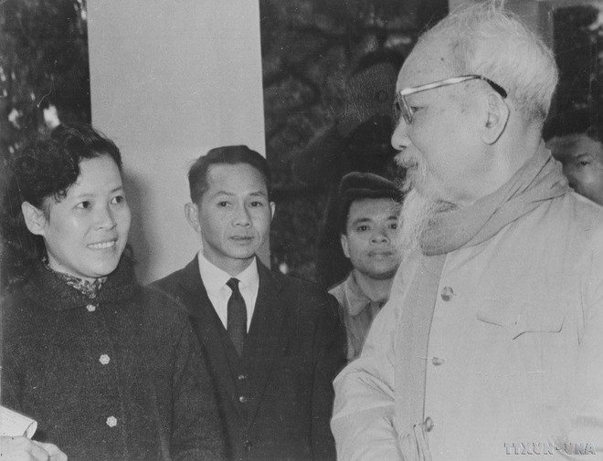 Le Président Hô Chi Minh et la journaliste Tuê Anh de l'Agence vietnamienne d'information (VNA). Photo: VNA hcm-voi-bao-chi-10.jpg