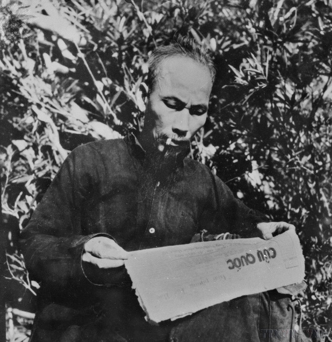 Dans la base de résistance du Viêt Bac, le Président Hô Chi Minh maintient son lien avec l'actualité à travers les journaux. Photo: VNA hcm-voi-bao-chi-5.jpg