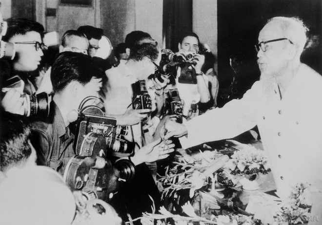 Le Président Hô Chi Minh (droite) lors d’une rencontre avec des journalistes vietnamiens et étrangers en mai 1968. Photo: VNA hcm-voi-bao-chi-9-ava.jpg