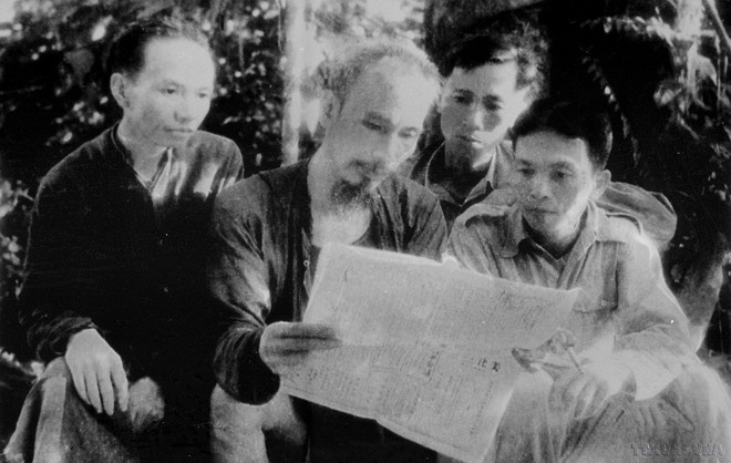Zone de sécurité de Thai Nguyên, 1947 : Le Président Hô Chi Minh en compagnie de Truong Chinh, Le Duc Tho et Vo Nguyen Giap, absorbés par la lecture de la presse. Photo: VNA hcm-voi-bao-chi-6.jpg