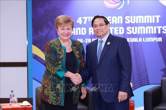 Le Premier ministre Pham Minh Chinh et la directrice générale du FMI, Kristalina Georgieva. Photo: VNA vna-potal-thu-tuong-pham-minh-chinh-gap-tong-giam-doc-quy-tien-te-quoc-te-imf-kristalina-georgieva-stand.jpg