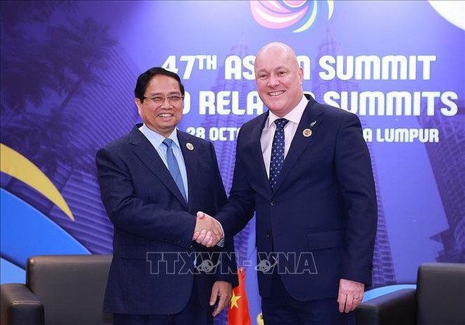Le Premier ministre Pham Minh Chinh (à gauche) et le Premier ministre néo-zélandais Christopher Luxon. Photo: VNA vna-potal-thu-tuong-pham-minh-chinh-gap-thu-tuong-new-zealand-christopher-luxon-stand.jpg