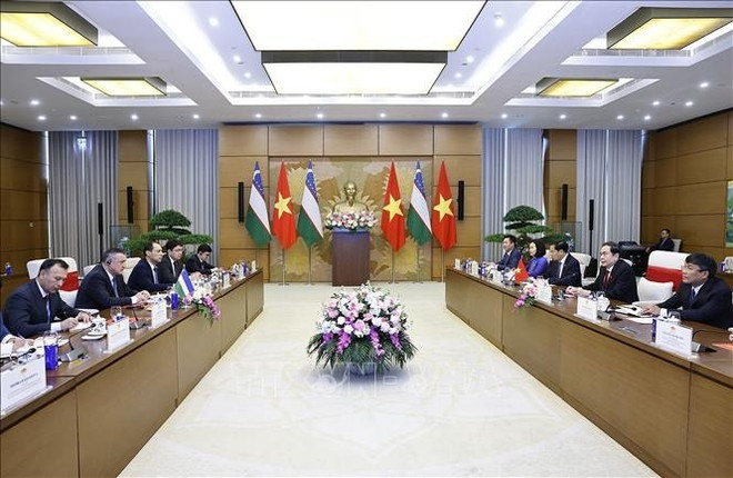 Le président de l’Assemblée nationale du Vietnam (AN), Trân Thanh Mân, reçoit Nuriddin Ismoilov, président de la Chambre législative (Chambre basse) du Parlement d’Ouzbékistan, en visite au Vietnam pour participer à la cérémonie d’ouverture à la signature de la Convention des Nations Unies contre la cybercriminalité (Convention de Hanoï). Photo: VNA vna-potal-chu-tich-quoc-hoi-tran-thanh-man-tiep-chu-tich-ha-vien-uzbekistan-stand-1.jpg