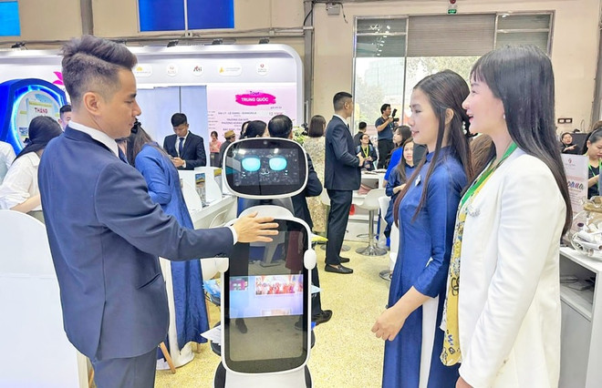 Introduction des robots de service dans l'industrie du tourisme. Photo: hanoimoi.vn cho-dl.jpg