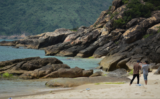 Dentelles de pierre sculptées par les âges, les rivages de l'île offrent une beauté brute et fascinante. Photo : VNA 8-kham-pha-ve-dep-hoang-so-cua-dao-son-cha-da-nang-7989946.jpg