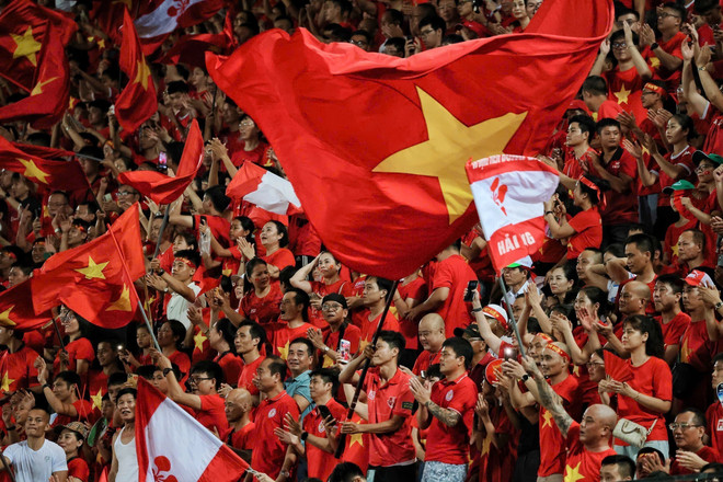 Des fans vietnamiens. Photo: VNA vna-potal-aff-cup-nu-2025-hiep-1-doi-tuyen-nu-viet-nam-tam-dan-1-ban-truoc-thai-lan-8206678.jpg
