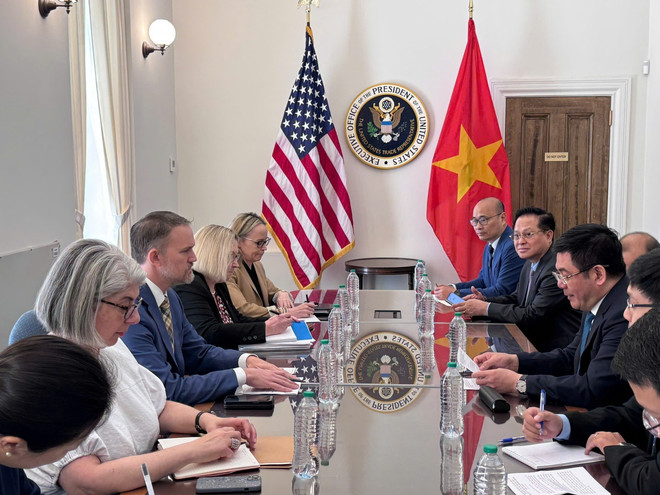 La réunion entre ministre de l’Industrie et du Commerce, Nguyên Hông Diên, négociateur en chef du gouvernement (milieu), et l'ambassadeur Jamieson Greer, représentant américain au Commerce (droite). Photo: VNA vna-potal-ket-thuc-vong-dam-phan-lan-thu-3-hiep-dinh-song-phuong-ve-thuong-mai-doi-ung-viet-nam-hoa-ky-8093650.jpg