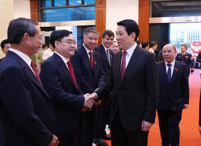 Le président de la République, Luong Cuong et les délégués. Photo: VNA vna-potal-tien-toi-dai-hoi-xiv-cua-dang-chu-tich-nuoc-du-dai-hoi-dai-bieu-tinh-phu-tho-nhiem-ky-2025-2030-8305728.jpg