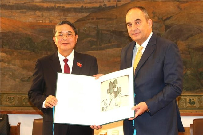 Le premier vice-président du Parlement grec Ioannis Plakiotakis (droite) et le vice-président de l’Assemblée nationale du Vietnam (AN), Nguyên Duc Hai. Photo: VNA uuid176aa97f-3a77-4d3e-8f6e-9d57fb208d93code001library1type1mode1loctruecaptrue.jpg