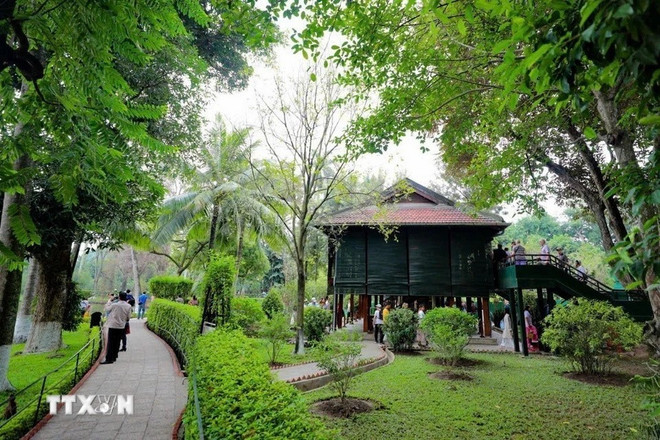 Le Président Hô Chi Minh, amoureux de la nature, planta et entretint lui-même et nomma certains arbres. Ces végétaux, témoins silencieux de son passage, renforcent le lien affectif qui unit les visiteurs à ce lieu chargé d'histoire. Photo : VNA 04-president-ho-chi-minh-relic-site.jpg