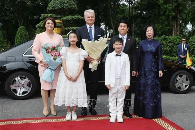 Le président Luong Cuong (doirte), son épouse, et le président lituanien, Gitanas Nauseda, et son épouse, et des enfants de Hanoï. Photo: VNA ctn4-120625.jpg