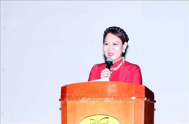 Phan Thi Hông Xuân, présidente de l’Association d’amitié Vietnam – ASEAN de Hô Chi Minh-Ville, s'exprime lors de la cérémonie. Photo: VNA vna-potal-hop-mat-ky-niem-30-nam-viet-nam-gia-nhap-asean-stand-1.jpg