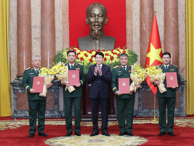 Le président Luong Cuong remet les décisions de promotion du grade de général de division à celui de général de corps d’armée aux vice-ministres de la Défense Nguyên Hông Thai, Nguyên Van Hiên, Nguyên Truong Thang ; à Nguyên Quang Ngoc, chef d’état-major général adjoint de l’Armée populaire du Vietnam. Photo: VNA vna-potal-chu-tich-nuoc-trao-quyet-dinh-thang-quan-ham-cap-bac-ham-dai-tuong-thuong-tuong-cho-cac-lanh-dao-bo-quoc-phong-va-bo-cong-an-8147248.jpg