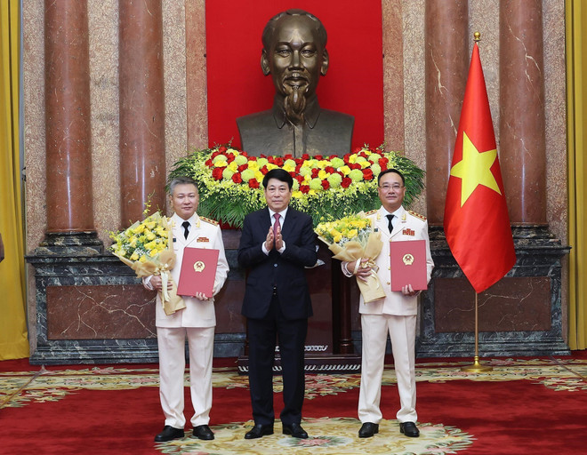 Le président Luong Cuong remet les décisions de promotion du grade de général de division à celui de général de corps d’armée aux vice-ministres de la Sécurité publique Pham Thê Tung et Nguyên Ngoc Lâm. Photo: VNA vna-potal-chu-tich-nuoc-trao-quyet-dinh-thang-quan-ham-cap-bac-ham-dai-tuong-thuong-tuong-cho-cac-lanh-dao-bo-quoc-phong-va-bo-cong-an-8147245.jpg
