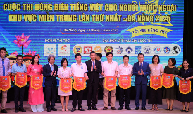 Les équipes à la finale du concours. Photo: VNA vna-potal-chung-ket-cuoc-thi-hung-bien-tieng-viet-cho-nguoi-nuoc-ngoai-khu-vuc-mien-trung-8065777.jpg