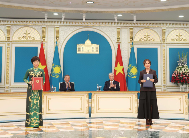 Le secrétaire général du Parti, Tô Lâm, et le président kazakh Kassym-Jomart Tokayev assistent à la remise de l'accord de coopération entre l’Agence vietnamienne d’information et le Complexe de radio et de télévision du Président de la République du Kazakhstan (TRC). Photo: VNA vna-potal-tong-bi-thu-to-lam-va-tong-thong-kazakhstan-chung-kien-le-trao-cac-van-kien-hop-tac-giua-hai-nuoc-8015772.jpg