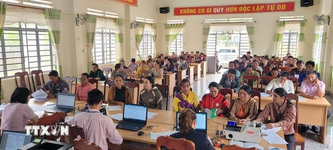 Le Vietnam met en place de nombreuses politiques, à l’échelle micro et macro, pour renforcer l’égalité, protéger les droits des femmes et encourager leur participation aux secteurs socio-économiques. Photo: VNA info-2.png