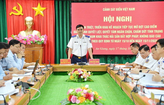 Le général de brigade Vu Trung Kiên, commandant adjoint chargé des affaires juridiques de la Garde côtière du Vietnam, s'exprime lors de la conférence. Photo: VNA vna-potal-an-giang-canh-sat-bien-viet-nam-quyet-liet-ngan-chan-de-cham-dut-tau-ca-vi-pham-khai-thac-iuu-8345569.jpg