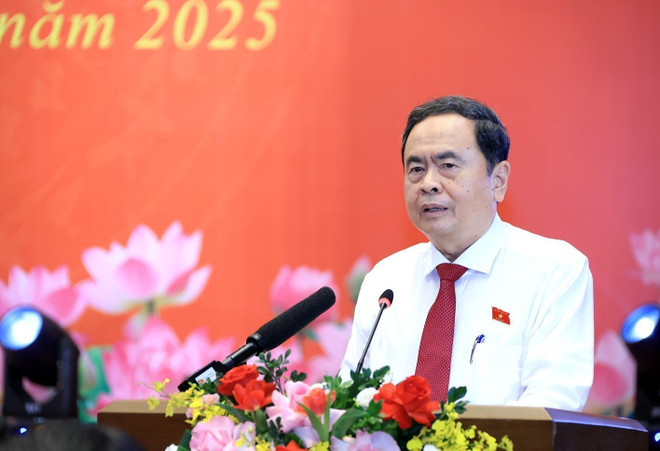 Le président de l'Assemblée nationale, Trân Thanh Mân, s'exprime lors de la rencontre. Photo: VNA vna-potal-chu-tich-quoc-hoi-gap-mat-chuc-mung-cac-nu-dai-bieu-quoc-hoi-chuyen-trach-lanh-dao-va-dang-uy-vien-truc-thuoc-quoc-hoi-nhan-ngay-2010-8345779.jpg