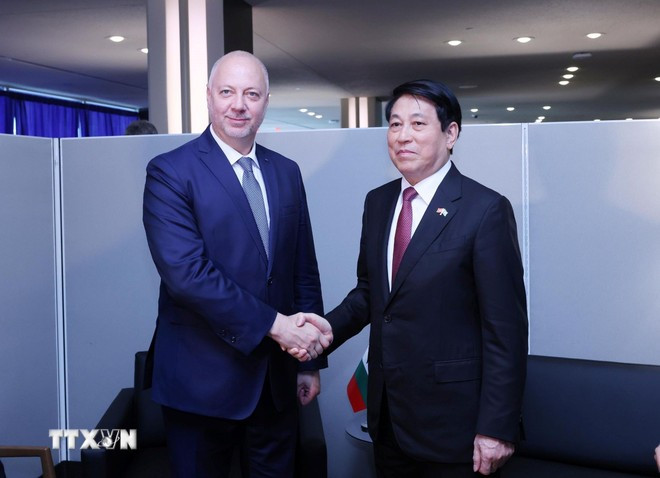 Le président vietnamien Luong Cuong (droite) et le Premier ministre bulgare Rosen Zhelyazkov. Photo: VNA chu-tich-nuoc-luong-cuong-gap-thu-tuong-bulgaria-24-1.jpg