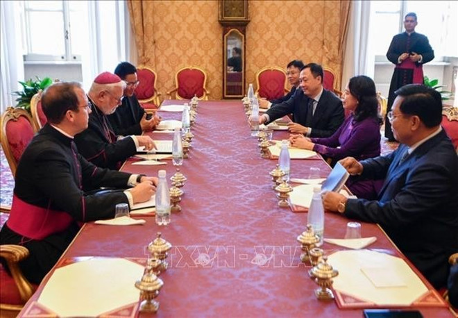 Panorama de la rencontre entre la vice-présidente Vo Thi Anh Xuân (droite) et l’archevêque Paul Richard Gallagher, secrétaire du Saint-Siège pour les Relations avec les États et les organisations internationales. Photo: VNA vna-potal-tiem-nang-phat-trien-quan-he-viet-nam-vatican-stand-1.jpg