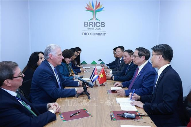 Le Premier ministre Pham Minh Chinh rencontre le premier secrétaire du Parti communiste de Cuba (PCC) et président cubain Miguel Diaz Canel. Photo: VNA cuba-5.jpg