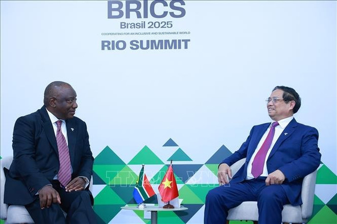 Le Premier ministre Pham Minh Chinh (droite) rencontre le président su ld-africain Cyril Ramaphosa. Photo: VNA vna-potal-thu-tuong-pham-minh-chinh-gap-tong-thong-nam-phi-cyril-ramaphosa-stand.jpg