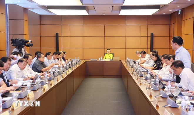Les députés tiennent des discussions en groupes sur la mise en œuvre du plan de développement socio-économique pour l’année 2025 et les orientations prévues pour 2026. Photo: VNA 2110-chu-tich-quoc-hoi-thao-luan-o-to-8.jpg