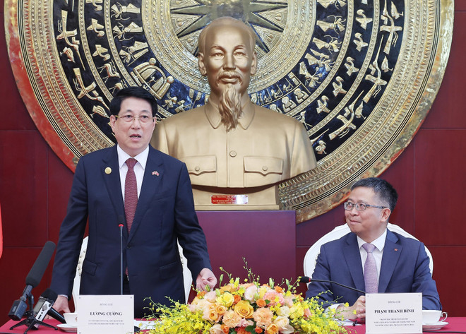 Le président du Vietnam, Luong Cuong (gauche), et l'ambassadeur du Vietnam en Chine, Pham Thanh Binh. Photo: VNA vna-potal-chu-tich-nuoc-luong-cuong-gap-go-dai-dien-cong-dong-nguoi-viet-nam-tai-trung-quoc-8255774.jpg