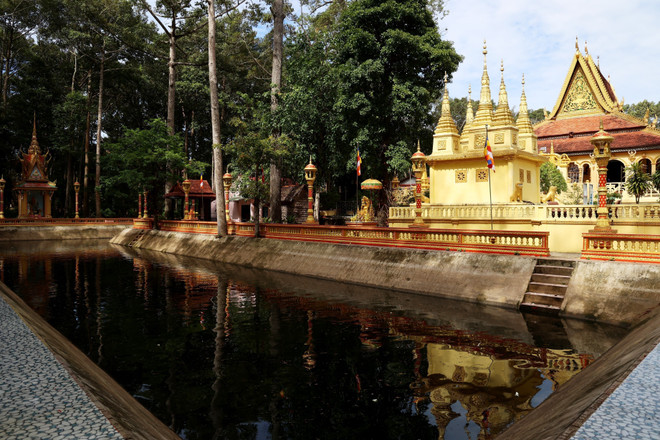 Le lac situé devant le sanctuaire contribue à réguler le climat de la pagode Âng. Photo : VNA anh-5-3.jpg