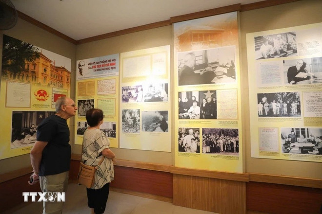 Grâce au travail méticuleux des conservateurs, chaque objet, chaque document, chaque meuble semble figé dans le temps. –Photo : VNA 06-president-ho-chi-minh-relic-site.jpg