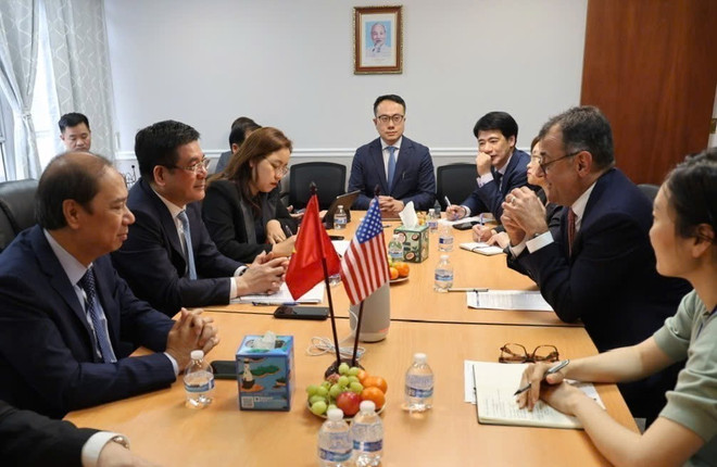Le ministre nguyên Hông Diên rencontre Karan Bhatia, vice-président des relations gouvernementales et des politiques publiques chez Google. Photo: VNA vna-potal-tang-cuong-hop-tac-chien-luoc-giua-viet-nam-va-cac-tap-doan-hang-dau-cua-hoa-ky-8044607.jpg