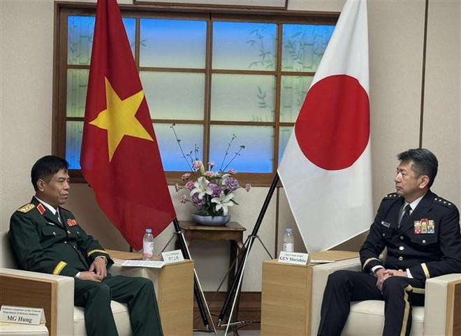 Le général de corps d’armée Nguyên Van Nghia rencontre le général Morishita Yasunori, chef d'état-major des forces terrestres d'autodéfense japonaises. Photo: VNA vna-potal-doan-cong-tac-bo-quoc-phong-du-trien-lam-quoc-phong-va-an-ninh-nhat-ban-2025-8045461.jpg