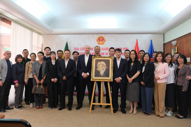 Une œuvre rare du peintre sud-africain Jan van Rooyen, un portrait à l’huile du Président Hô Chi Minh peint dans les années 1960, est dévoilée pour la première fois à l'ambassade du Vietnam en Afrique Sud. Photo: VNA namphi.jpg