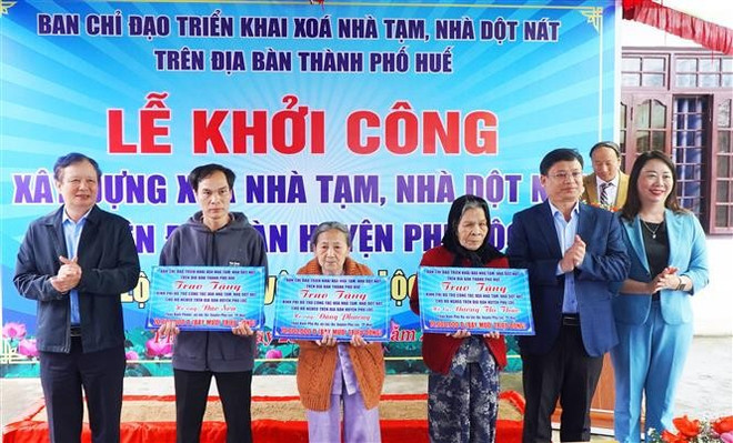Les autorités municipales de huê ont fait don de fonds pour construire des maisons pour les ménages en situation difficile. Photo: VNA vna-potal-thanh-pho-hue-khoi-cong-xay-dung-xoa-nha-tam-nha-dot-nat-7873236.jpg